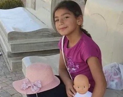 nurdogandiyorki's tweet image. Kilis&apos;te 9 yaşındaki Suriye’li Gina Mercimek okul çıkışı kaybolmuştu. Gina, arama çalışmaları sonucunda evinin bulunduğu sokaktaki su kuyusunda, tecavüz edilip öldürülmüş halde bulundu.

O gün ne vatandaşlar ayaklandı, ne de Suriyelilerin evleri yandı, çünkü tutuklanan tecavüzcü…