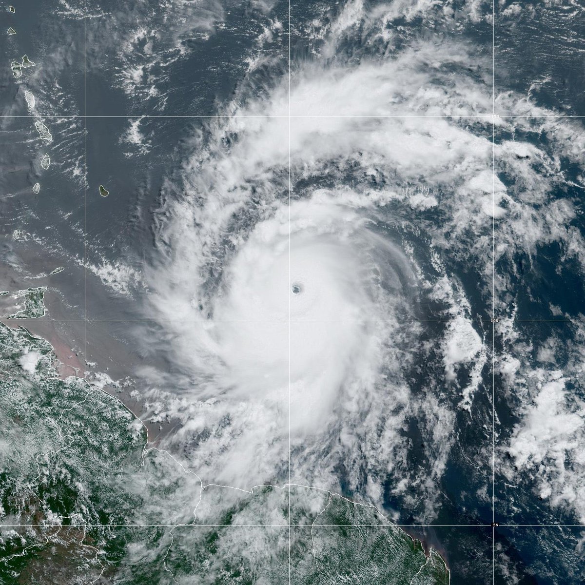IFRC_es's tweet photo. #Beryl es ya un poderoso huracán categoría 4. Barbados, Santa Lucía, San Vicente y las Granadinas, Grenada y Tobago están bajo alarma por peligro inminente.

Allí, la #CruzRoja está coordinando tareas de preparación y respuesta con autoridades y comunidades. 📷 @NHC_Atlantic https://t.co/pkmVmZTgS6