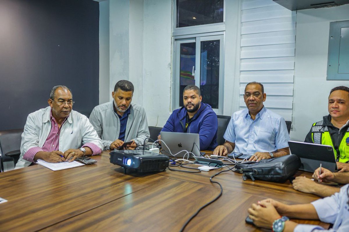 RDMOPC's tweet photo. El ministro @DeligneAB  encabeza este domingo una reunión  con directivos de esta institución, ante posible paso de huracán por nuestro país. Tambien se inician esta noche  labores de prevención en las principales vías del país. #CercanoALaGente https://t.co/VASipW5DZa