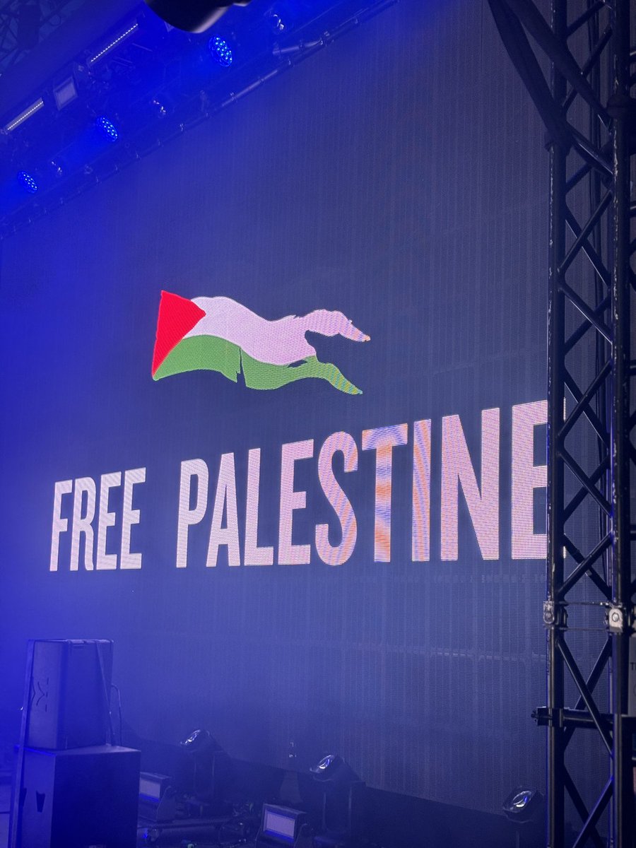 KNEECAPCEOL's tweet image. Glastonbury go raibh maith agaibh. 🔥