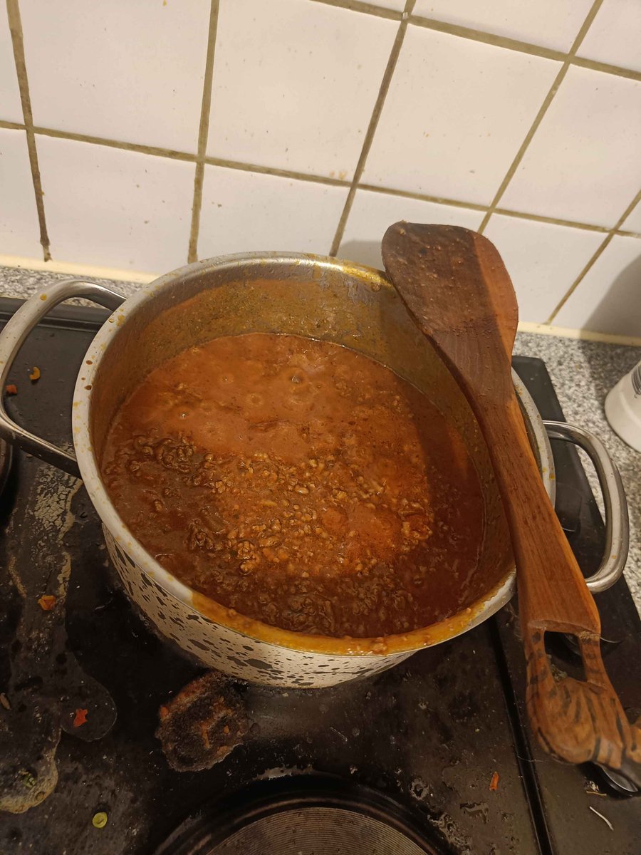 JohnCogs5's tweet image. Making spag bog at my sister&apos;s! She deserves a treat after the week she&apos;s had.