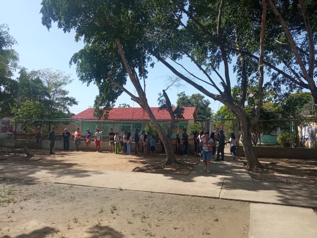 AlcaldiaGomezNE's tweet photo. Nueva Esparta || Con mucho civismo y amor patrio, el pueblo del municipio Francisco Esteban Gómez, participa en el #SimulacroPorLaPaz "Este es un proceso dinámico y rápido", lo dice María Rojas, habitante de Tacarigua @NicolasMaduro @emiliorafael_ https://t.co/JLKkY3QAVn