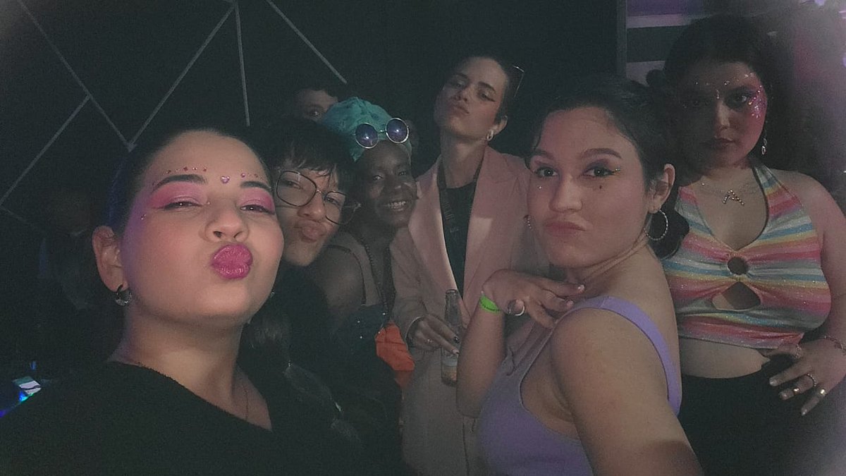 thecherrybonbon's tweet photo. Anoche la pasé brutal, ustedes no entienden lo INCREÍBLE que es un espacio queer y seguro, en la ciudad hay POCOS. Gracias a @Mafersalaazar y @JolbertEstrada_ por estar dando todo porque @OtraRutina sea posible,🌈✨

@ORenaud20 @_Verolerolero @mektuiter @MariaSinAcento_ https://t.co/hXCKUDAMZs