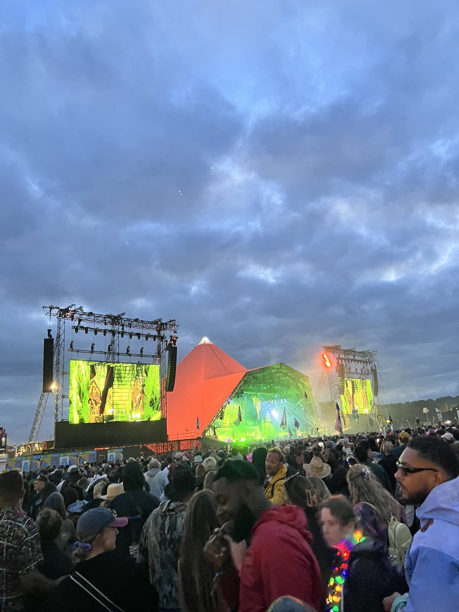 lemonstarz's tweet photo. people are leaving quicker than they are turning up, feel awful for sza!!! #Glastonbury2024 #sza #Glastonbury https://t.co/sB0lnl9mPA