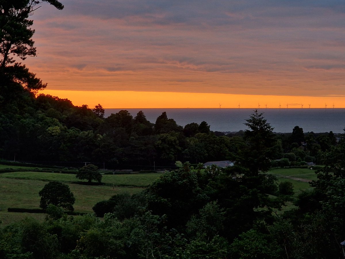 CraigHughes123's tweet photo. #sunsetphotography from @AbergeIe not quite as spectacular as last week! #NorthWales https://t.co/n1588zHLxh