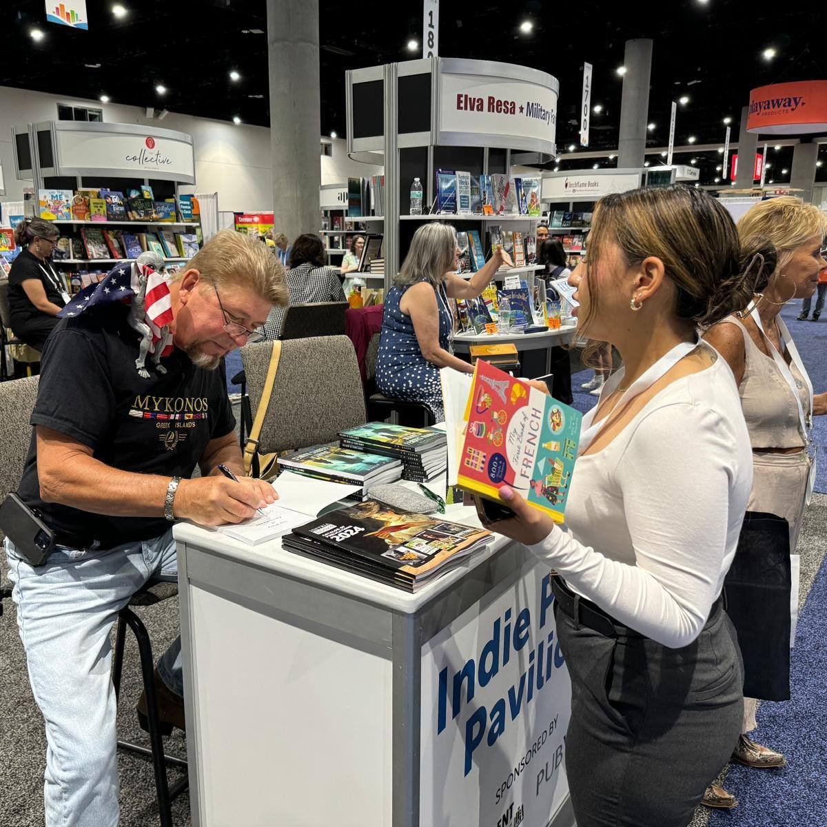 HistriaBooks's tweet image. C.R. Usher joins us at the ALA, and not alone, but with Creepy, his faithful and weirdly cute alien companion. They gave away signed copies of The Diary of Ferris Hawes, a suspenseful Sci-Fi story that will keep you on the edge of your seat.

#ALAAC24 #LibLearnX24 #bookstoread