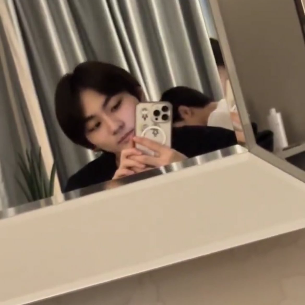 아니 진심 쩡님한테서 어떠한 권력이 느껴짐..
단순히 호텔 룸메 인증 사진이 아니고 
젱양은 뭔가가 다르다고 ㄹㅇ