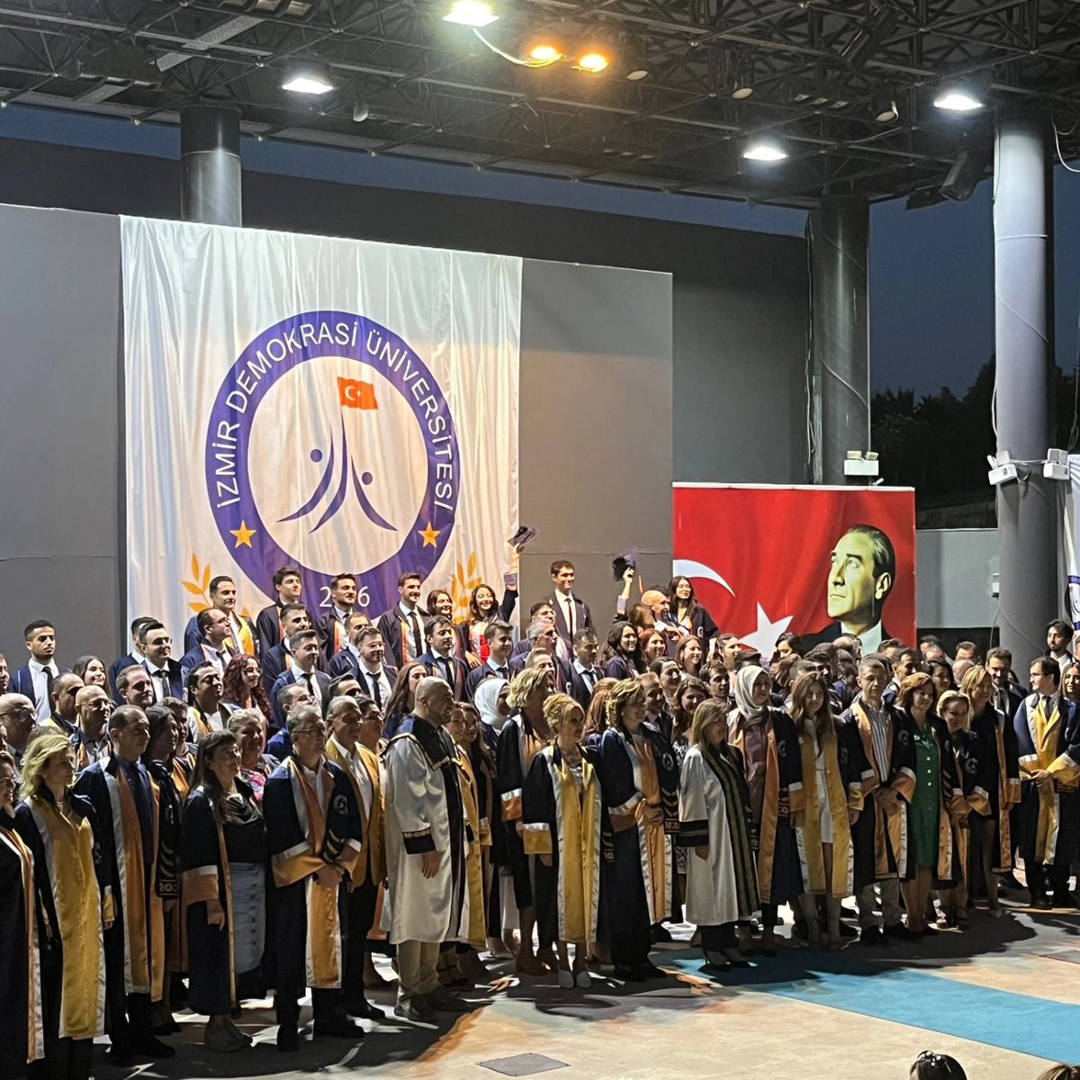 PAyvat's tweet photo. İzmir Demokrasi Üniversitesi Tıp Fakültesi ilk mezunlarını verdi. Genç hekimlerinizle gurur duyuyoruz. Başarıları daim olsun. @bedriyetuncsiper @bernadirimmete @izmirdemokrasi1 https://t.co/mTdeH9LFkA