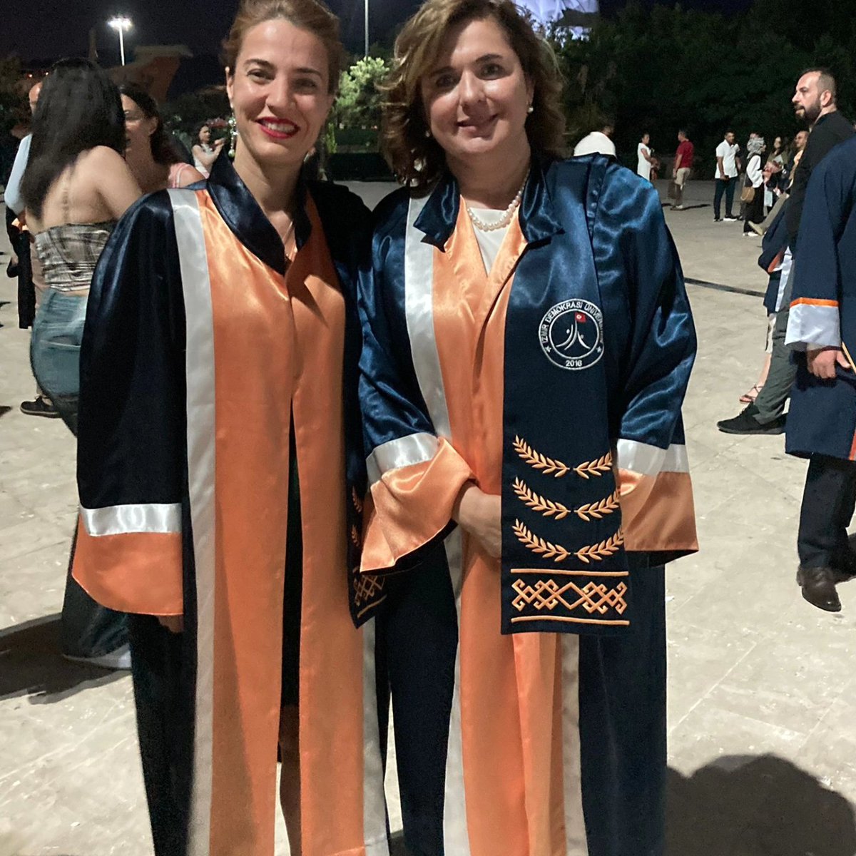 PAyvat's tweet photo. İzmir Demokrasi Üniversitesi Tıp Fakültesi ilk mezunlarını verdi. Genç hekimlerinizle gurur duyuyoruz. Başarıları daim olsun. @bedriyetuncsiper @bernadirimmete @izmirdemokrasi1 https://t.co/mTdeH9LFkA