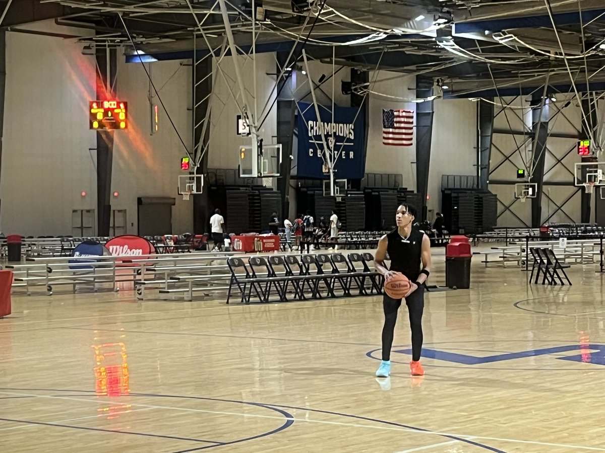 DonavenThomas30's tweet photo. This is why im different‼️ Out of 700+ athletes playing in the GBCA live event i am the only one who stayed after and got up 1,000+ shots
#MaynardJacksonBball 
#leadbyexample
#builtdifferent 
#GBCALIVE
#lakepoint https://t.co/HEpHtL11Z2