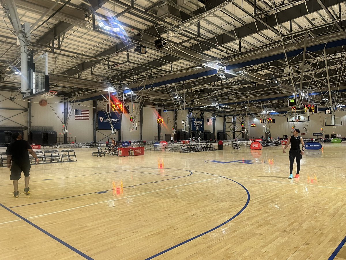DonavenThomas30's tweet photo. This is why im different‼️ Out of 700+ athletes playing in the GBCA live event i am the only one who stayed after and got up 1,000+ shots
#MaynardJacksonBball 
#leadbyexample
#builtdifferent 
#GBCALIVE
#lakepoint https://t.co/HEpHtL11Z2