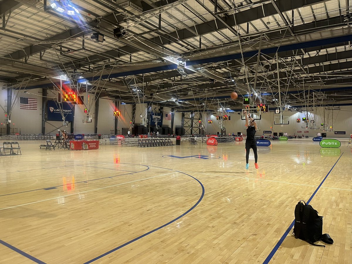 DonavenThomas30's tweet photo. This is why im different‼️ Out of 700+ athletes playing in the GBCA live event i am the only one who stayed after and got up 1,000+ shots
#MaynardJacksonBball 
#leadbyexample
#builtdifferent 
#GBCALIVE
#lakepoint https://t.co/HEpHtL11Z2