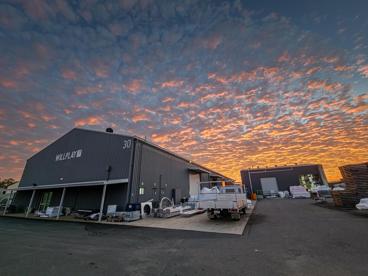 WillPlayAus's tweet photo. Early risers in Bundy were greeted by a stunning sunrise this morning, as the rising sun kissed the underside of the clouds, painting a beautiful start to the week. 

#BundySunrise #MondayMotivation 🌅✨ https://t.co/0HlwjfJEXn