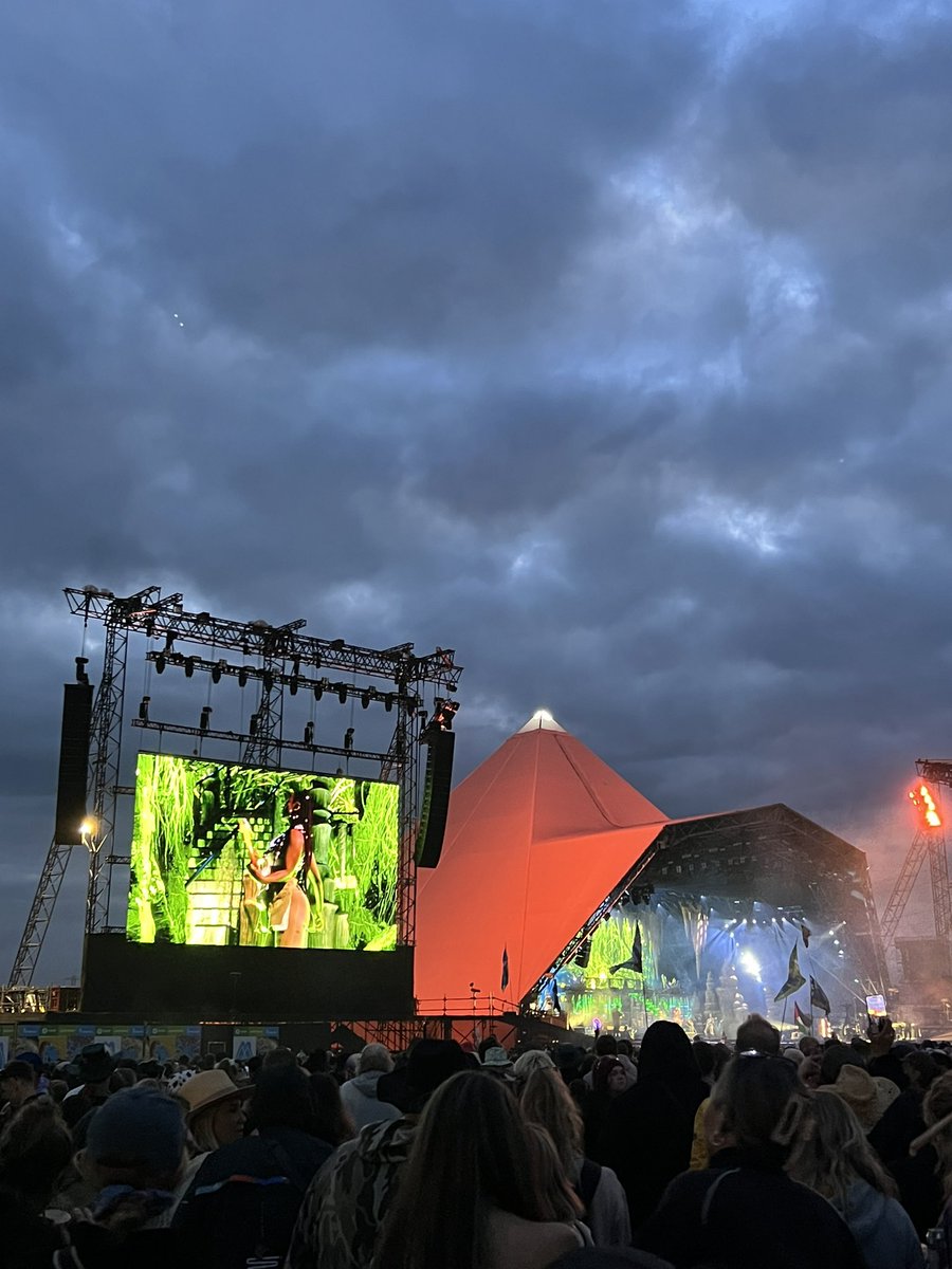 lemonstarz's tweet photo. feel awful for sza seeing the lack of people at her headline performance on sunday at glastonbury!!! is it because the lack of people over 30 who know her???? she’s amazing can’t understand!!!! #Glastonbury2024 #Glastonbury #sza https://t.co/RYXRkeT3y9