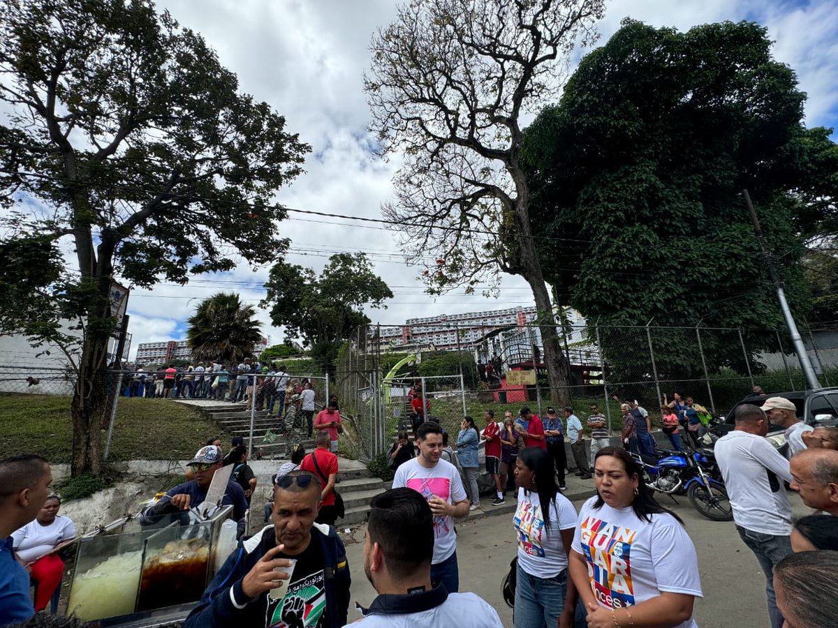 WuikelmanAngelP's tweet photo. Desde la parroquia Sucre nos desplegados y participamos en el Simulacro Electoral.

Organizados, movilizados y con mucha conciencia para garantizar la victoria y el fortalecimiento de la Revolución Bolivariana.

#SimulacroPorLaPaz #30Jun https://t.co/JjzRMHp39t