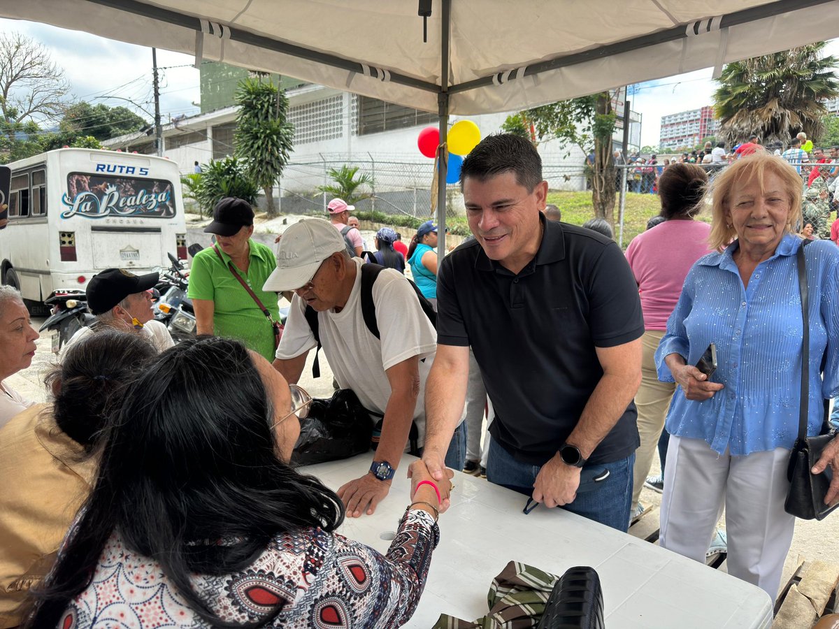 WuikelmanAngelP's tweet photo. Desde la parroquia Sucre nos desplegados y participamos en el Simulacro Electoral.

Organizados, movilizados y con mucha conciencia para garantizar la victoria y el fortalecimiento de la Revolución Bolivariana.

#SimulacroPorLaPaz #30Jun https://t.co/JjzRMHp39t