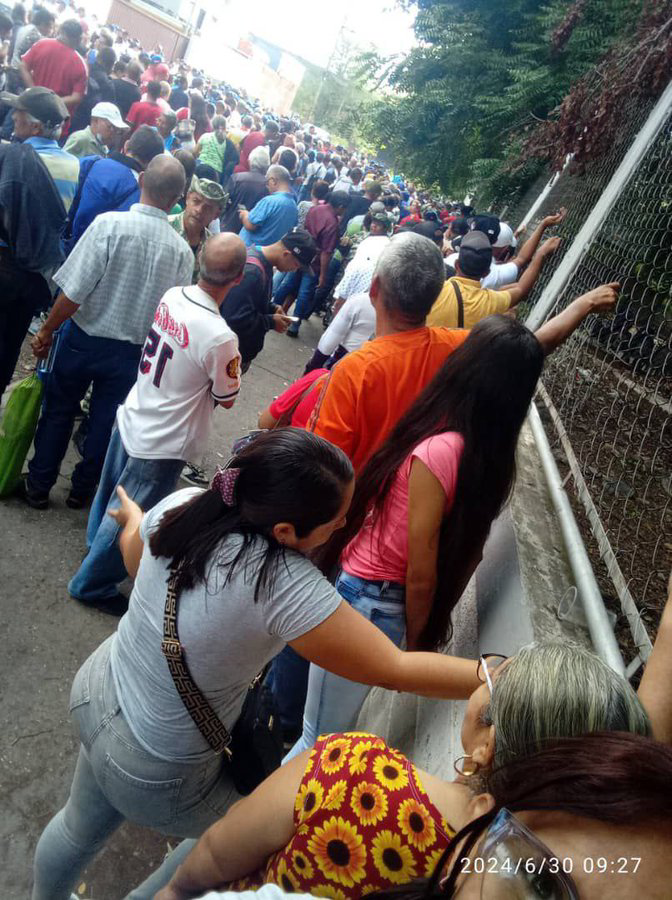 SonPolemicas's tweet photo. Si los Escuálidos son 90% del país como dicen ellos y sus "encuestas"...Por qué se escondieron y no salieron a llenar centros electorales con el simulacro ? Por qué no demostraron hoy en la calle la "superioridad" que dicen tener? Porque es mentira.
Chavismo llenó los centros https://t.co/dLZaJ0Fyoq