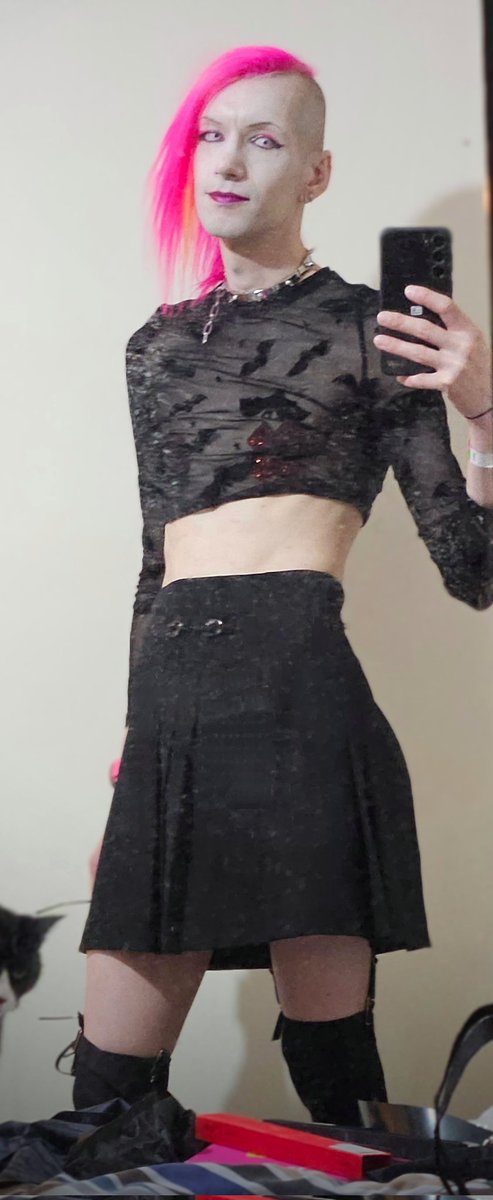 Yeah I know the mirror needs a clean but I've been working a ton, so it was time to get a change of clothes and go out instead of doing chores