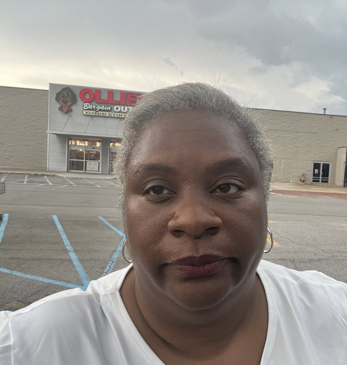 deacon_sphr's tweet photo. @OlliesOutlet I tried to enjoy Ollie’s Days but store #120 #columbiaSC is ridiculously hot. Please fix the air. I am sweating like I worked out. https://t.co/xdEM86c1NU