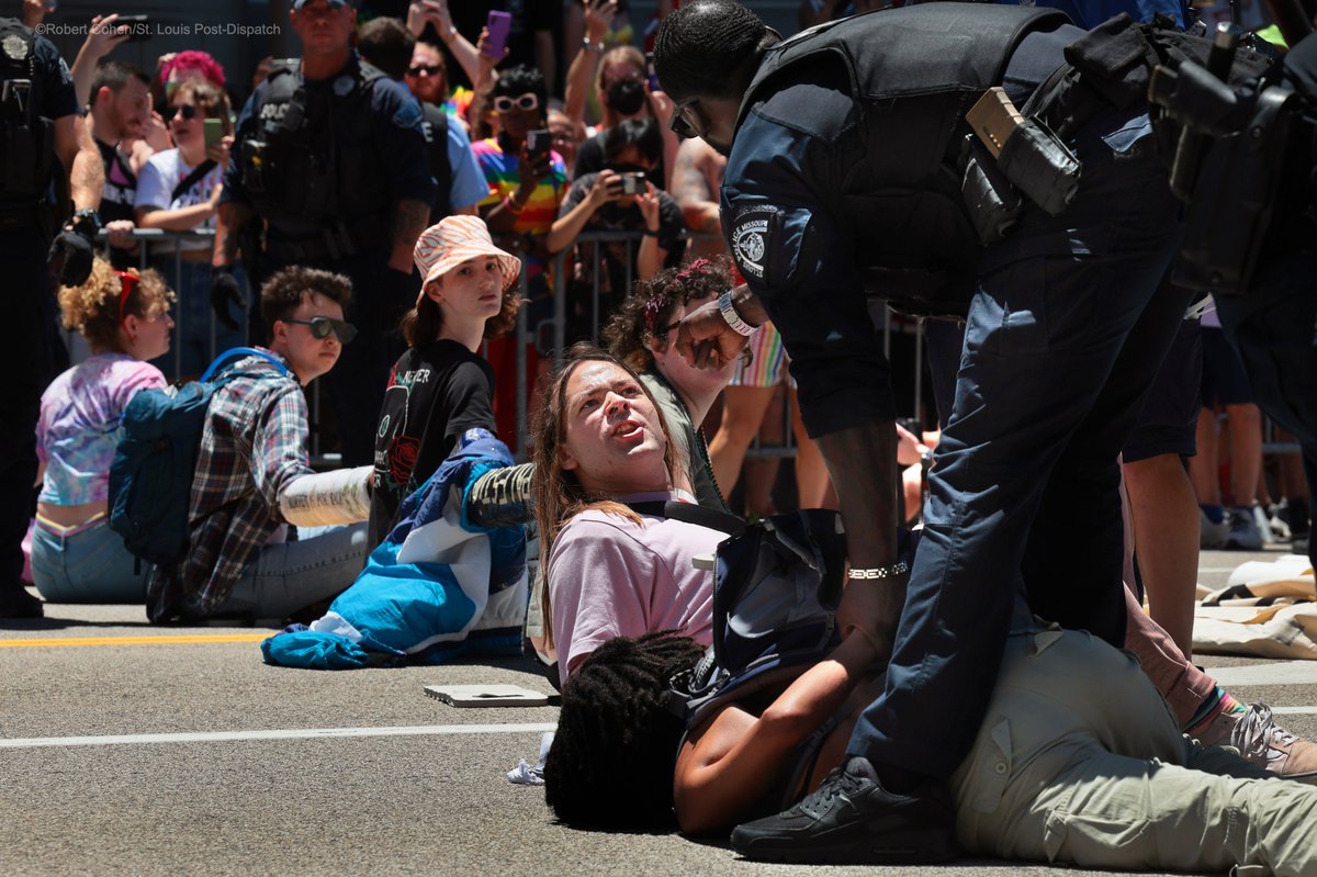 kodacohen's tweet photo. Police move quickly to clear anti-Boeing protesters who blocked St. Louisโ Pride parade, via @kelseylandis #stlpride #STL https://t.co/TihZeRyvR9 https://t.co/s3bHARb6ao