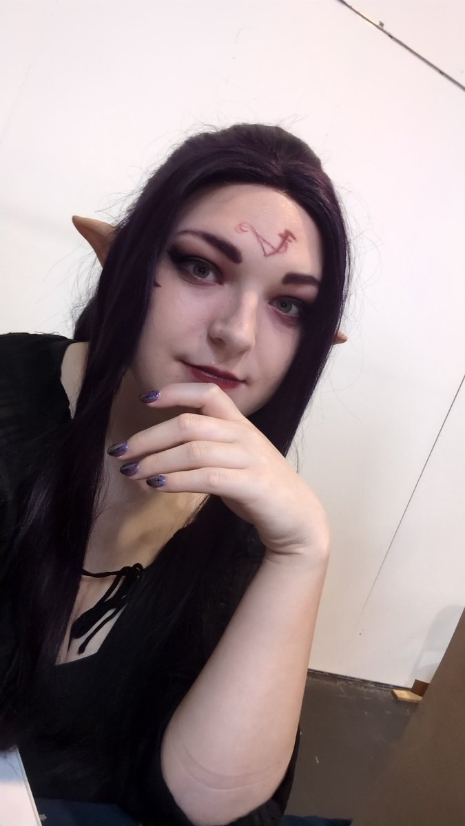 ravensbl00d's tweet image. To everyone who stopped by my booth at Dokomi:

I cannot thank you enough for stopping by, chatting with me, telling me about your ttrpg characters and cats and just vibing! I had a blast and these past 3 days just flew by way too fast!
I&apos;m off to sleep now, got dnd tomorrow!