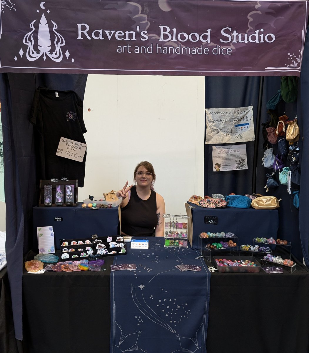 ravensbl00d's tweet image. To everyone who stopped by my booth at Dokomi:

I cannot thank you enough for stopping by, chatting with me, telling me about your ttrpg characters and cats and just vibing! I had a blast and these past 3 days just flew by way too fast!
I&apos;m off to sleep now, got dnd tomorrow!