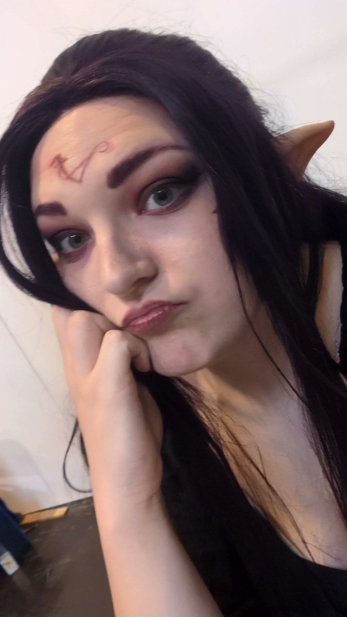 ravensbl00d's tweet image. To everyone who stopped by my booth at Dokomi:

I cannot thank you enough for stopping by, chatting with me, telling me about your ttrpg characters and cats and just vibing! I had a blast and these past 3 days just flew by way too fast!
I&apos;m off to sleep now, got dnd tomorrow!