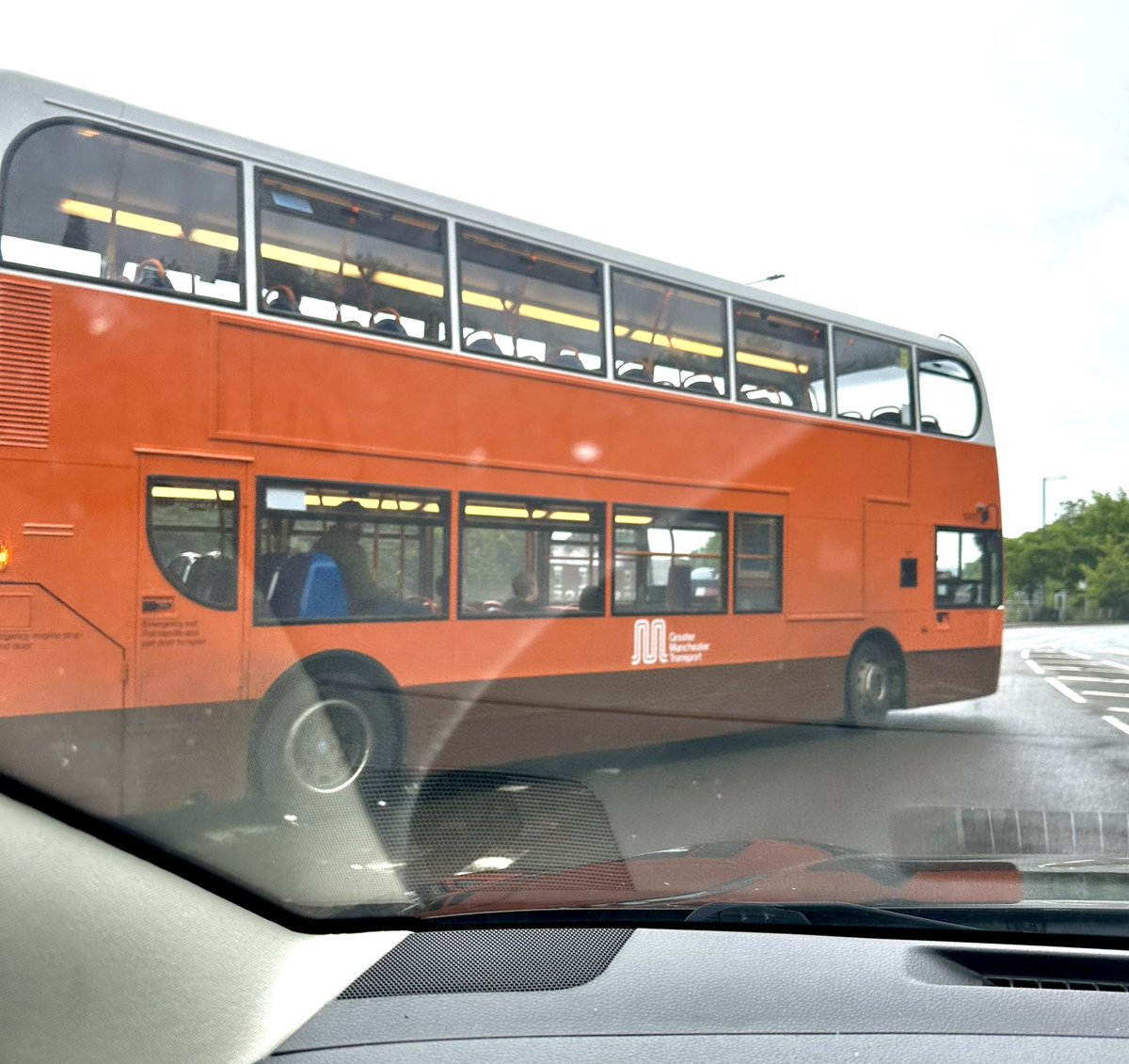 🚌 Talk about a blast from the past in Denton earlier this evening: I’ve spotted a modern <a href="/StagecoachGM/">StagecoachGM</a> 201* bus in pre-1986-deregulation Greater Manchester Transport livery.  Just how I remember them… I’m a giddy kid! 😍

*Should be the 210 for full authenticity! 😂