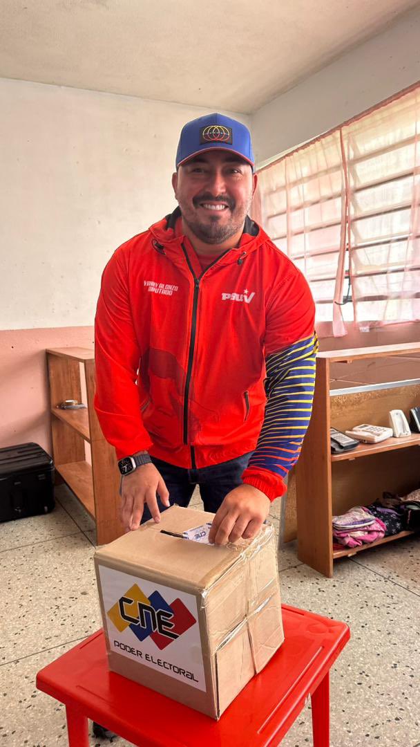 Como ya es costumbre, participe en el ensayo electoral convocado por nuestro árbitro #CNE <a href="/NicolasMaduro/">Nicolás Maduro</a> <a href="/tatachavista/">Yulisbeth García</a>