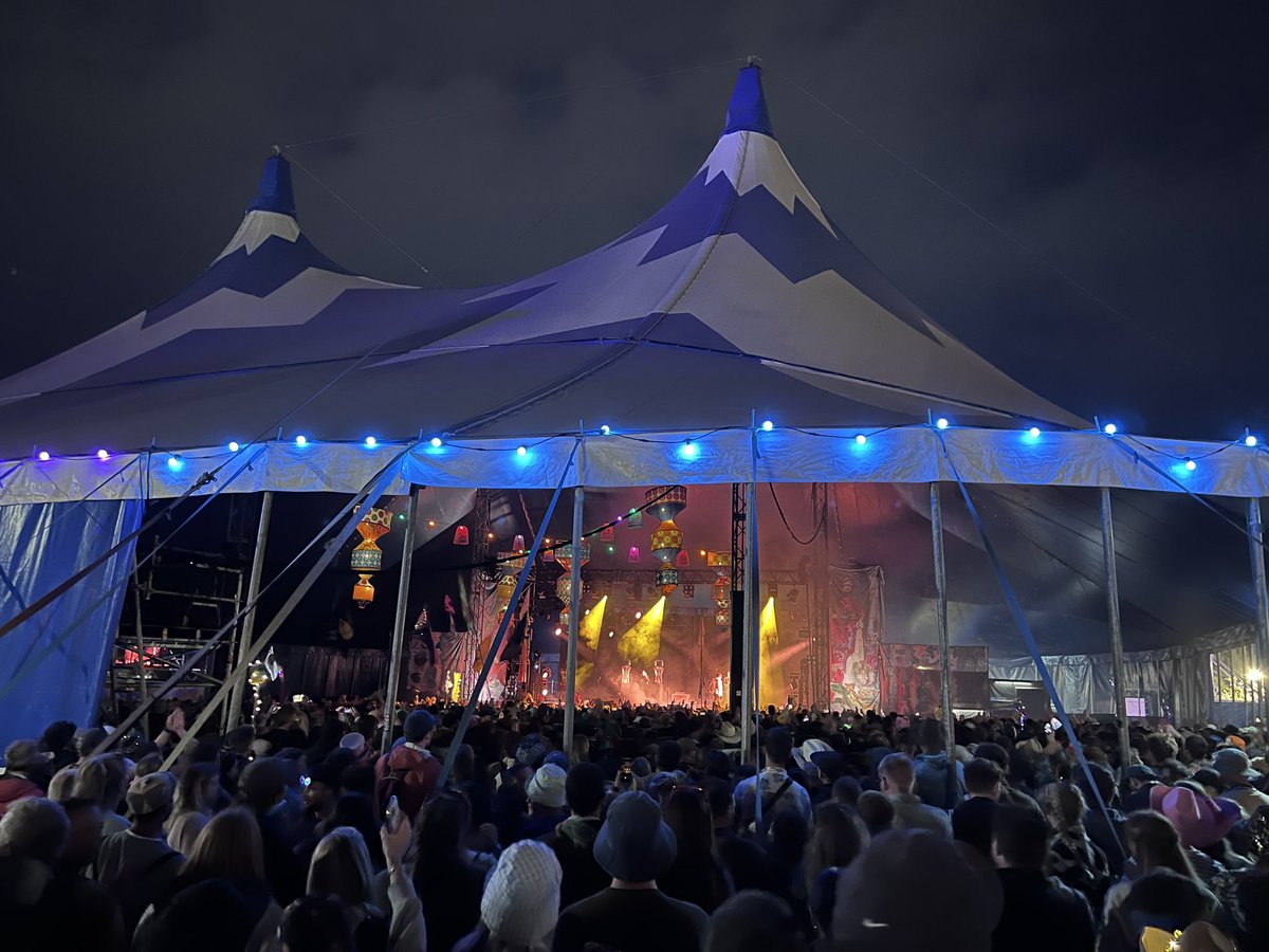 It’s a big and appreciative crowd for The Feeling, closing the ever-amazing Avalon Stage. KS
