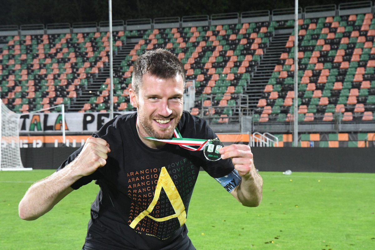 VeneziaPolska's tweet photo. Marco #Modolo kończy karierę!
Włoski stoper zanotował w barwach Arancioneroverde 273 występy, w których strzelił 27 goli. Zanotował z klubem 4 awanse.
Kapitanie, dziękujemy za wszystko🥹
Un capitano, c’é solo un capitano🧡🖤💚
#włoskarobota #ArancioNeroVerde #VeneziaFC https://t.co/GmwE1jfbCh