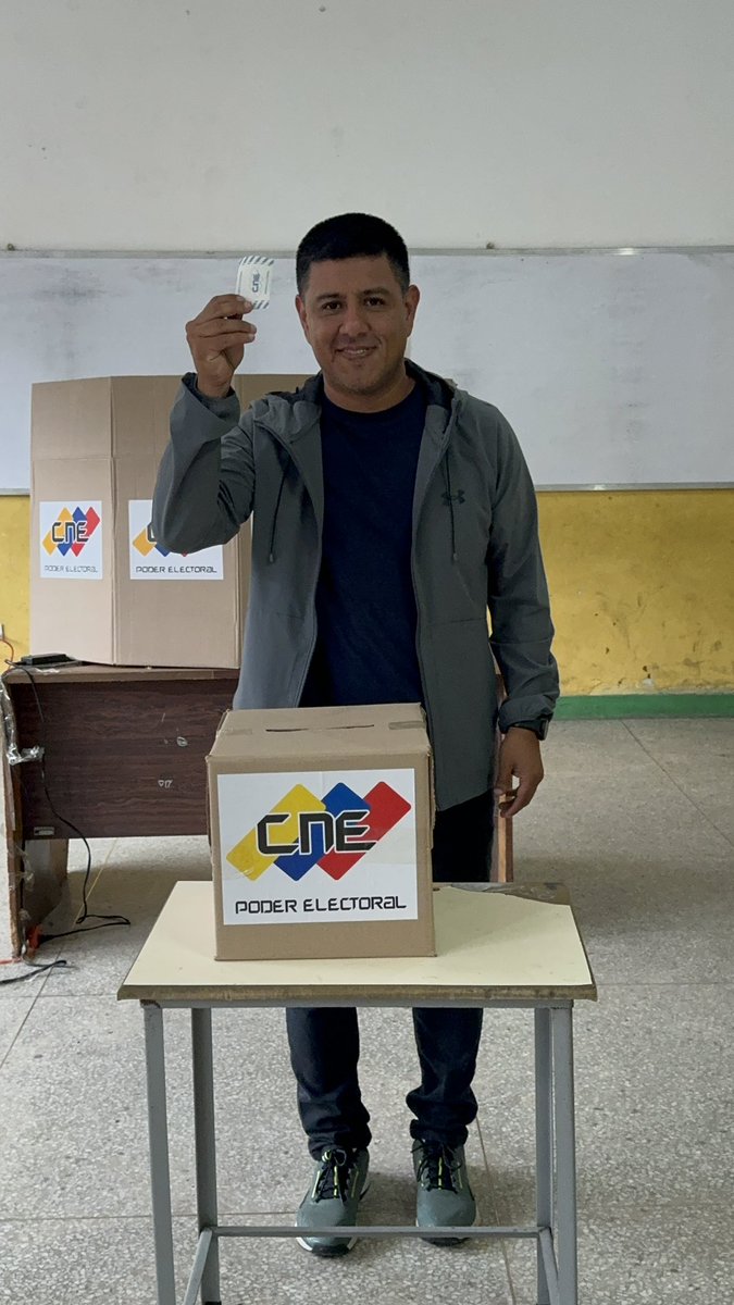 pinfantea's tweet image. En familia y con alegría participamos en el Simulacro Electoral este domingo #30Jun, en el Andrés Eloy Blanco en #Catia. 

Aún tienen tiempo de participar.

¡Un éxito de participación de todo el pueblo venezolano! 👏🏽🔥🇻🇪✊🏽

#SimulacroMaquinariaPerfecta 
#YoVotoPorNicolas