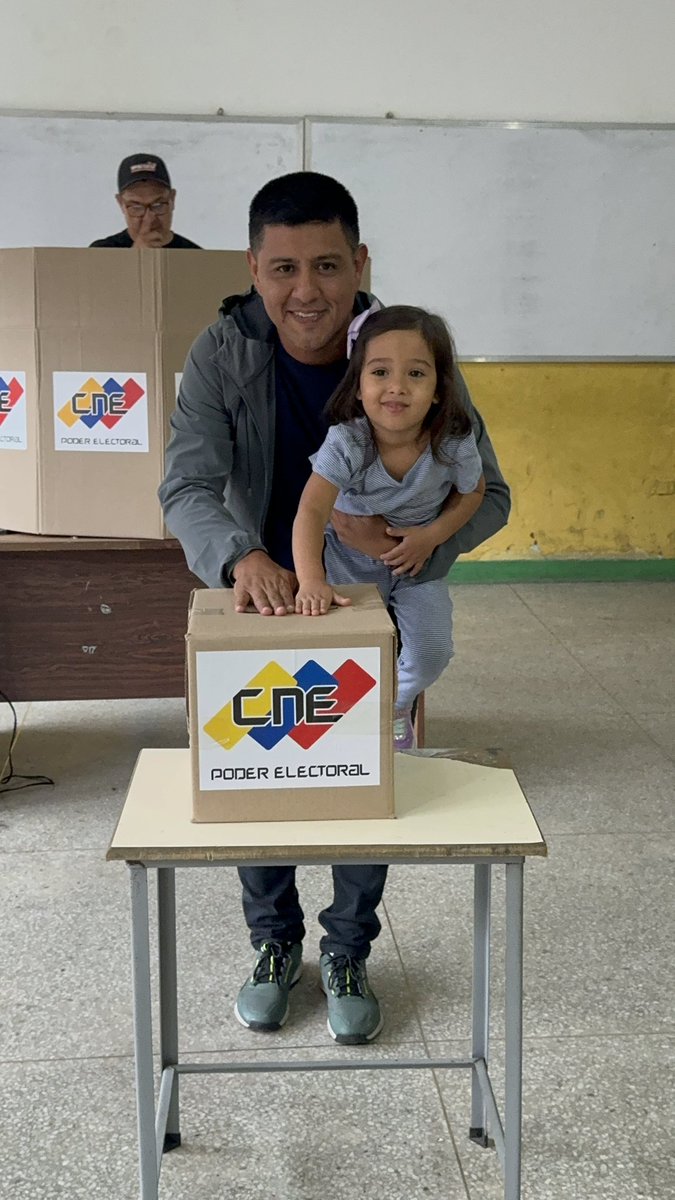 pinfantea's tweet image. En familia y con alegría participamos en el Simulacro Electoral este domingo #30Jun, en el Andrés Eloy Blanco en #Catia. 

Aún tienen tiempo de participar.

¡Un éxito de participación de todo el pueblo venezolano! 👏🏽🔥🇻🇪✊🏽

#SimulacroMaquinariaPerfecta 
#YoVotoPorNicolas
