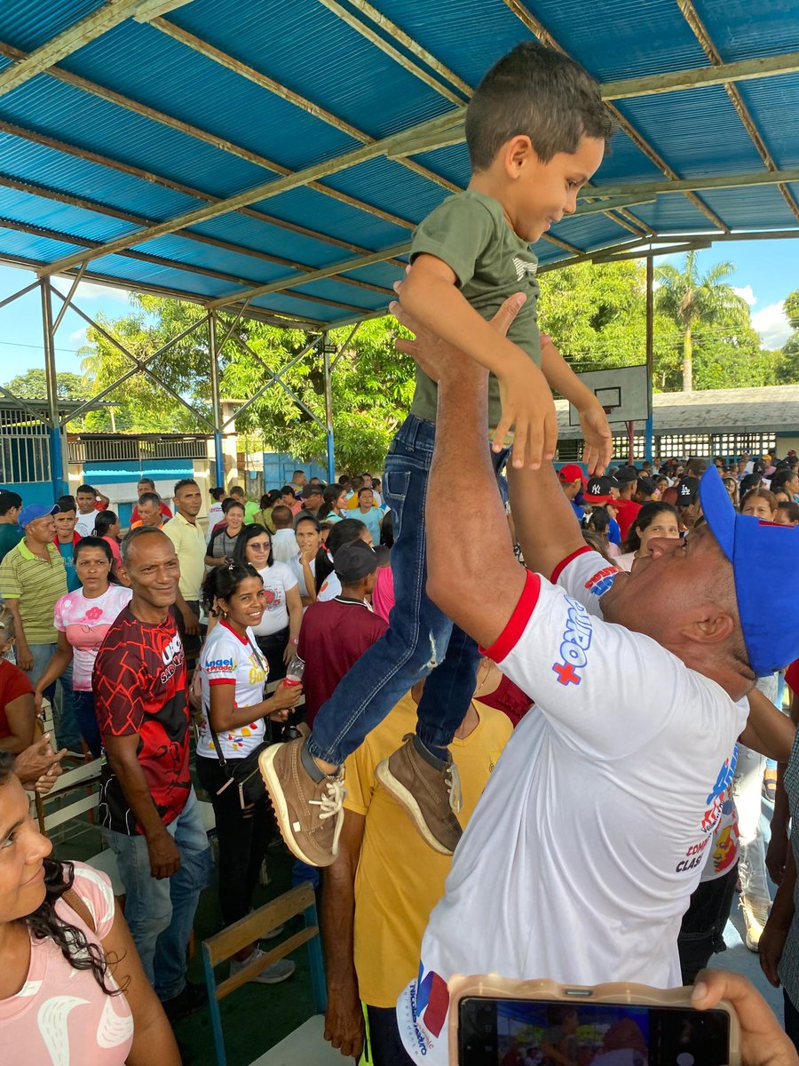 Comunero Angel Prado (@angelpcomuna) on Twitter photo Mi pueblo amado de Simón Planas nos recibió con mucho amor y abrazos cuando fuimos esta tarde al Simulacro Electoral.
Que bonito reencuentro. Les di un mensaje en nombre del presidente <a href="/NicolasMaduro/">Nicolás Maduro</a>
Excelente participación de los comuneros y comuneras en esta jornada Mi pueblo amado de Simón Planas nos recibió con mucho amor y abrazos cuando fuimos esta tarde al Simulacro Electoral.
Que bonito reencuentro. Les di un mensaje en nombre del presidente <a href="/NicolasMaduro/">Nicolás Maduro</a>
Excelente participación de los comuneros y comuneras en esta jornada