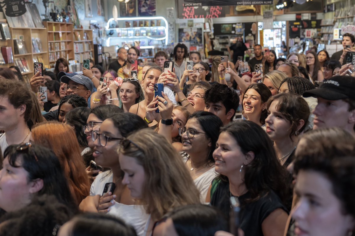 Q997Atlanta's tweet photo. #Q997SummerBreak with @WallowsMusic was AWESOME!! 🤩 We sang, laughed & gifted signed #Model vinyls 💿 Shout out to those who won their way into our listening event + Q&A w @thenameisjade at @CriminalRecords!
#wallows #callingafterme #dylanminnette #braedenlemasters #colepreston https://t.co/4SQ7GkKlXX