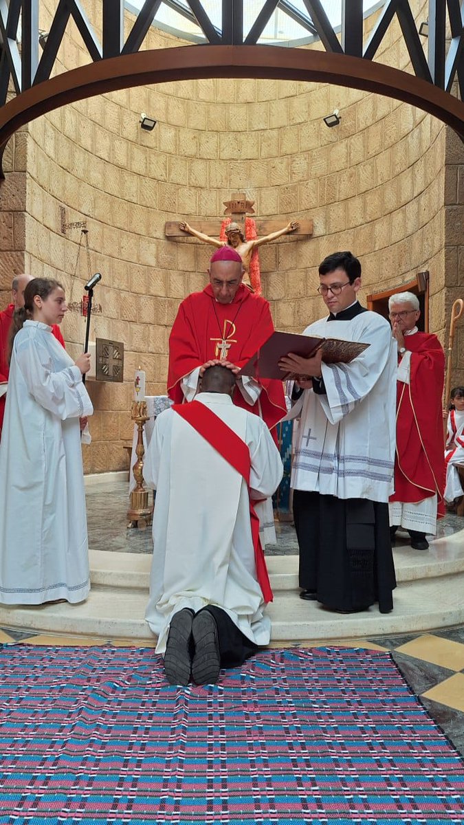 ecoles_l's tweet photo. En image l’ordination sacerdotale du Père Louis Ainegnon Sch.P à la Paroisse Saint François d'Assise de Monte Mario de Rome ce samedi 29/06/24 par Mgr Baldassare Reina, vice-gerant du diocèse de Rome.
Nous rendons grâce à Dieu. https://t.co/VTS6ER3hXJ