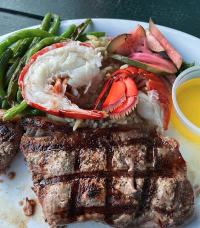 URLobsterpotME's tweet photo. Who’s hungry? 🥰

#sundayvibes #sunday #weekendvibes #seafoodlover #goodeats 👊 #getsome ❤️
#Maine #Fresh #Seafood
#fresh #lobster #seafood #clams #clamchowder #fishchowder #scallops #oysters #wine #mainebeer #fullbar #blueberrypie https://t.co/pwS71Hp13i
