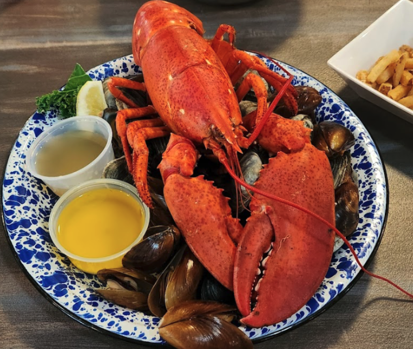 URLobsterpotME's tweet photo. Who’s hungry? 🥰

#sundayvibes #sunday #weekendvibes #seafoodlover #goodeats 👊 #getsome ❤️
#Maine #Fresh #Seafood
#fresh #lobster #seafood #clams #clamchowder #fishchowder #scallops #oysters #wine #mainebeer #fullbar #blueberrypie https://t.co/pwS71Hp13i