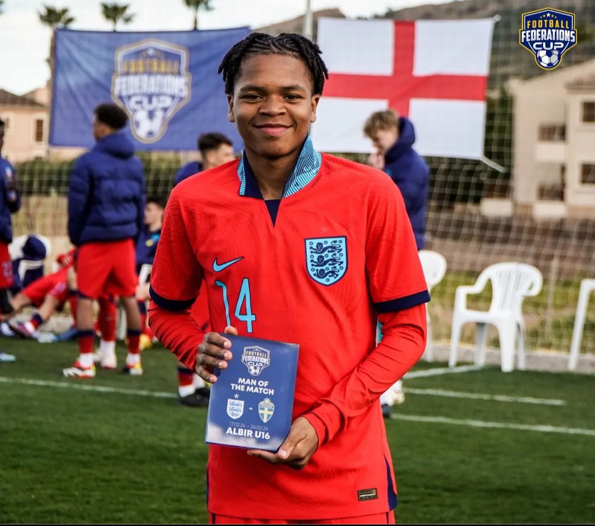 RedMemorabilia_'s tweet image. 🚨 Liverpool are battling Man City to sign Chelsea and England youth winger, Rio Ngumoha. Ngumoha is regarded as one of the best academy talents in the country, he could still stay at Chelsea, but there is a genuine chance he joins either Liverpool or Man City.