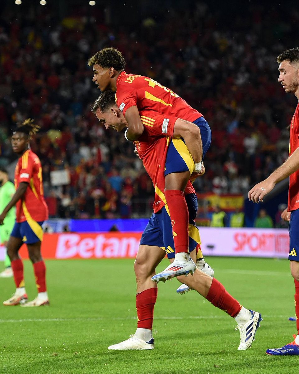 FabianRP52's tweet photo. Otro paso más en esta #Euro2024 EQUIPO👊🏼🇪🇸A por los cuartoooos!!! 
Gracias a todos los que nos habéis animado en el campo y desde casa #FR8 #VamosEspaña https://t.co/utuPRLxhYw
