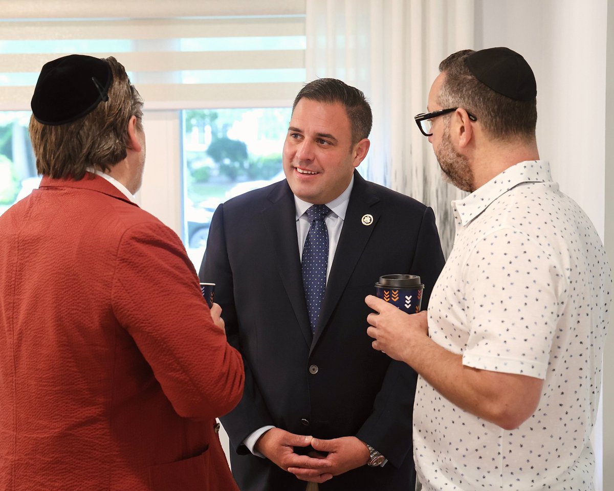ANTHONYDESPO's tweet photo. Talked w/#NY04 neighbors in #FiveTowns abt my fight to eliminate hate/anti semitism, securing our borders, eradicating Hamas & finding sensible solutions to problems.
@LauraAGillen & Democrats abandoned Israel & Jewish neighbors.
I WILL NEVER.
I stand w/🇮🇱.
I stand w/🇺🇸. https://t.co/wtXE8POzUU