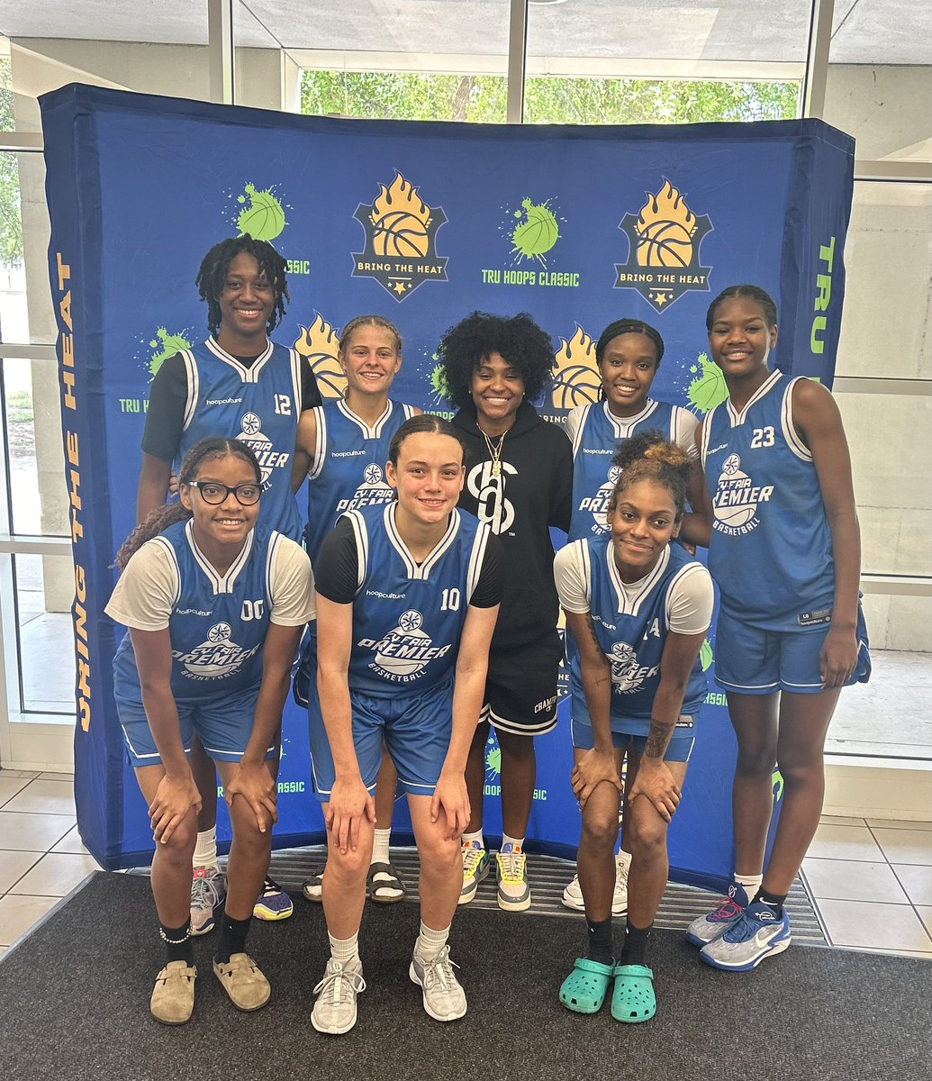 cyfairpremier's tweet photo. CyFair Premier alum Rori Harmon of @TexasWBB out supporting today. https://t.co/WrYSdbwEnh