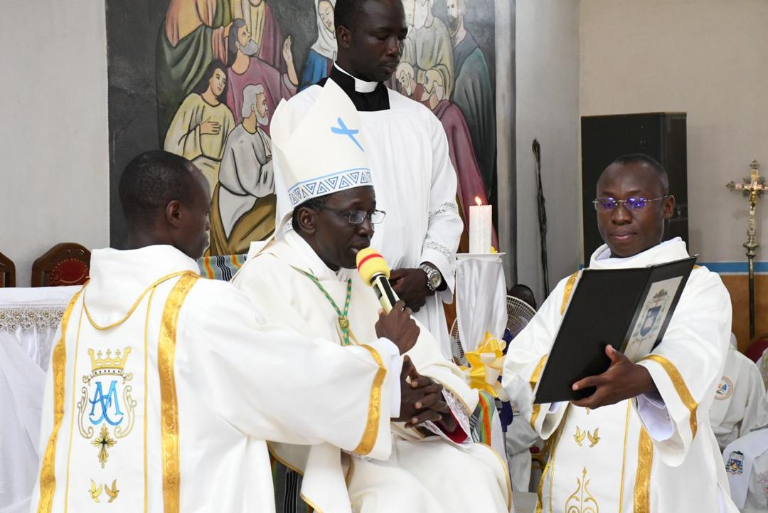 ecoles_l's tweet photo. En image l’ordination sacerdotale des Pères Eric KAH, Jean ROUAMBA et Stephane KOUADIO Sch.P à la Paroisse Sainte Marie Mère de Dieu de Daloa ce samedi 29/06/24 par Mgr Marcelin KOUADIO, Évêque du diocèse de DALOA.
Nous rendons grâce à Dieu. https://t.co/qtJMPjXSUd