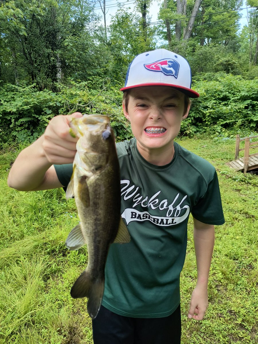 Tough day of baseball at Diamond Nation today but nothing that an afternoon at Nana's pond won't heal!!  #zinkers <a href="/Zmanfishing/">Zmanfishing</a> #wackyrig #bamabug #canadacraw  #northernfinessefishing