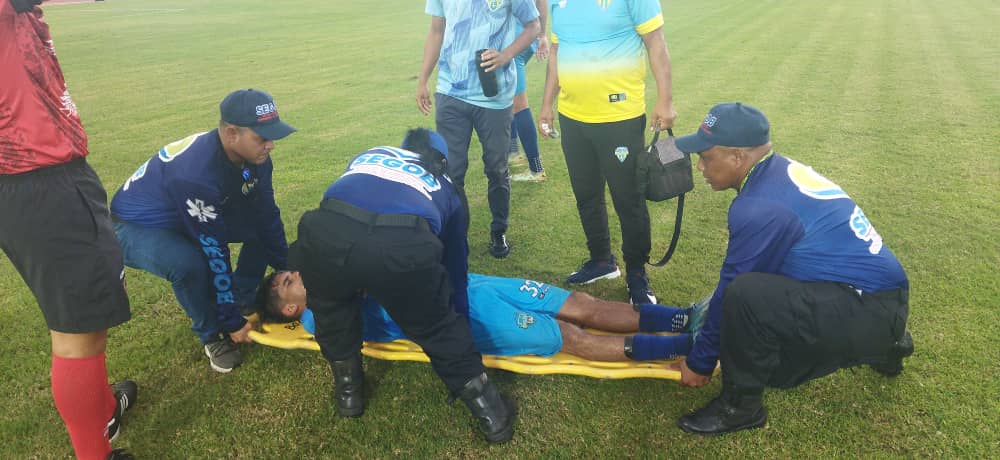 segobolivar's tweet photo. Se realizó atención paramédica a unos de los jugadores, quien presentó posible dislocación del hombro izquierdo. 

Nuestra misión es ayudar ⚕️🚑🏥 https://t.co/5cdISDs6yV
