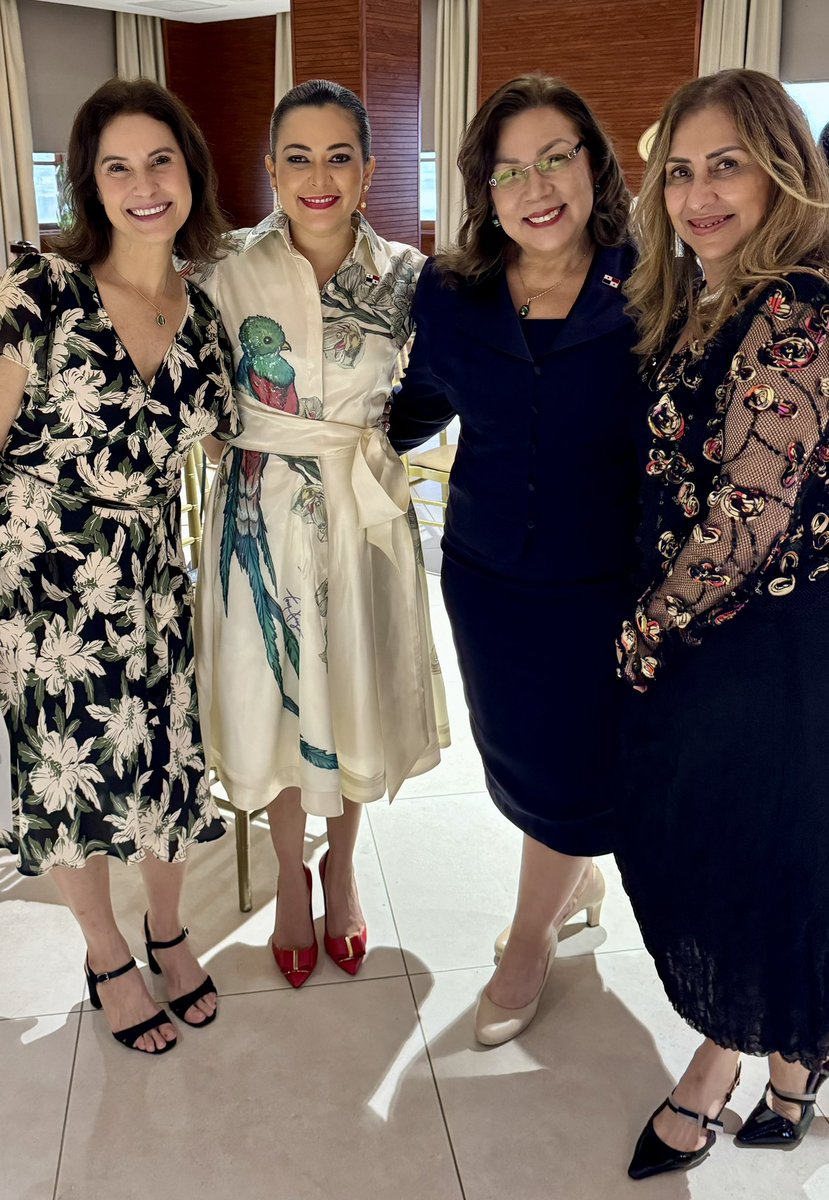 MRoquebert's tweet image. Agradeciendo el apoyo recibido y reencontrando a queridas colegas y amigas… Fin de ciclo 
#SeguimosPanamá 🇵🇦