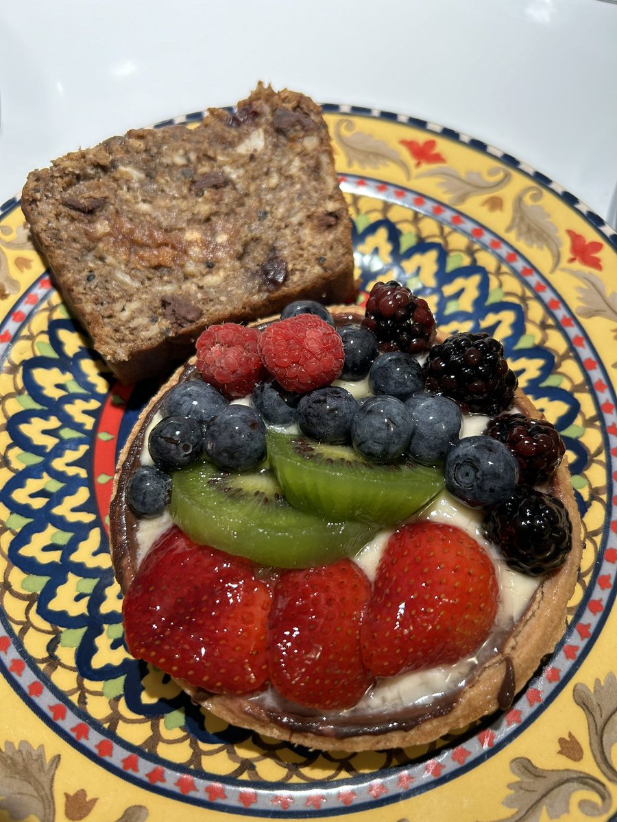 Davy_OD's tweet photo. And for this year’s International Two Desserts Day, we are indulging in homemade chocolate peanut butter banana bread (from @RotmeLingnoi) and [eh-hem… store-bought] fruit tart! Yumm-o. #InternationalTwoDessertsDay https://t.co/hRQxxQNnbY