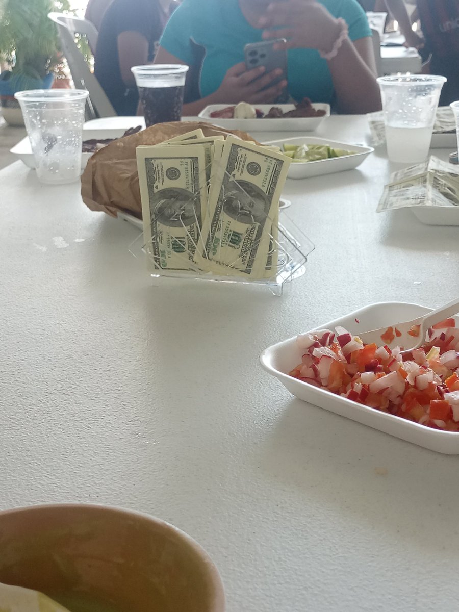 RubyMHP's tweet image. Que curiosa fiesta de cumpleaños...más curiosa las servilletas...