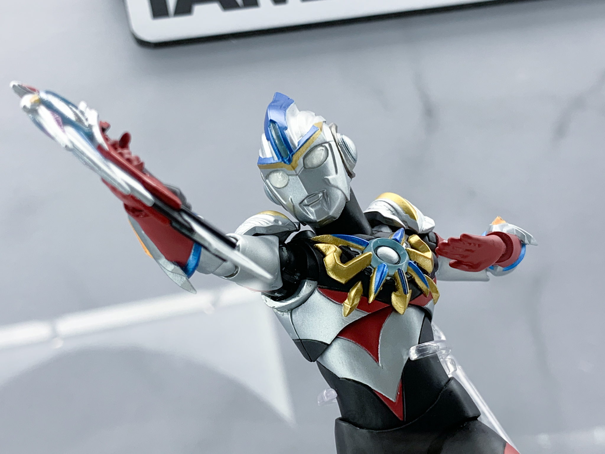 SHFiguarts ウルトラマンオーブ サンダーブレスター Amazon.co.jp: S.H.フィギュアーツ ウルトラマンオーブ サンダー