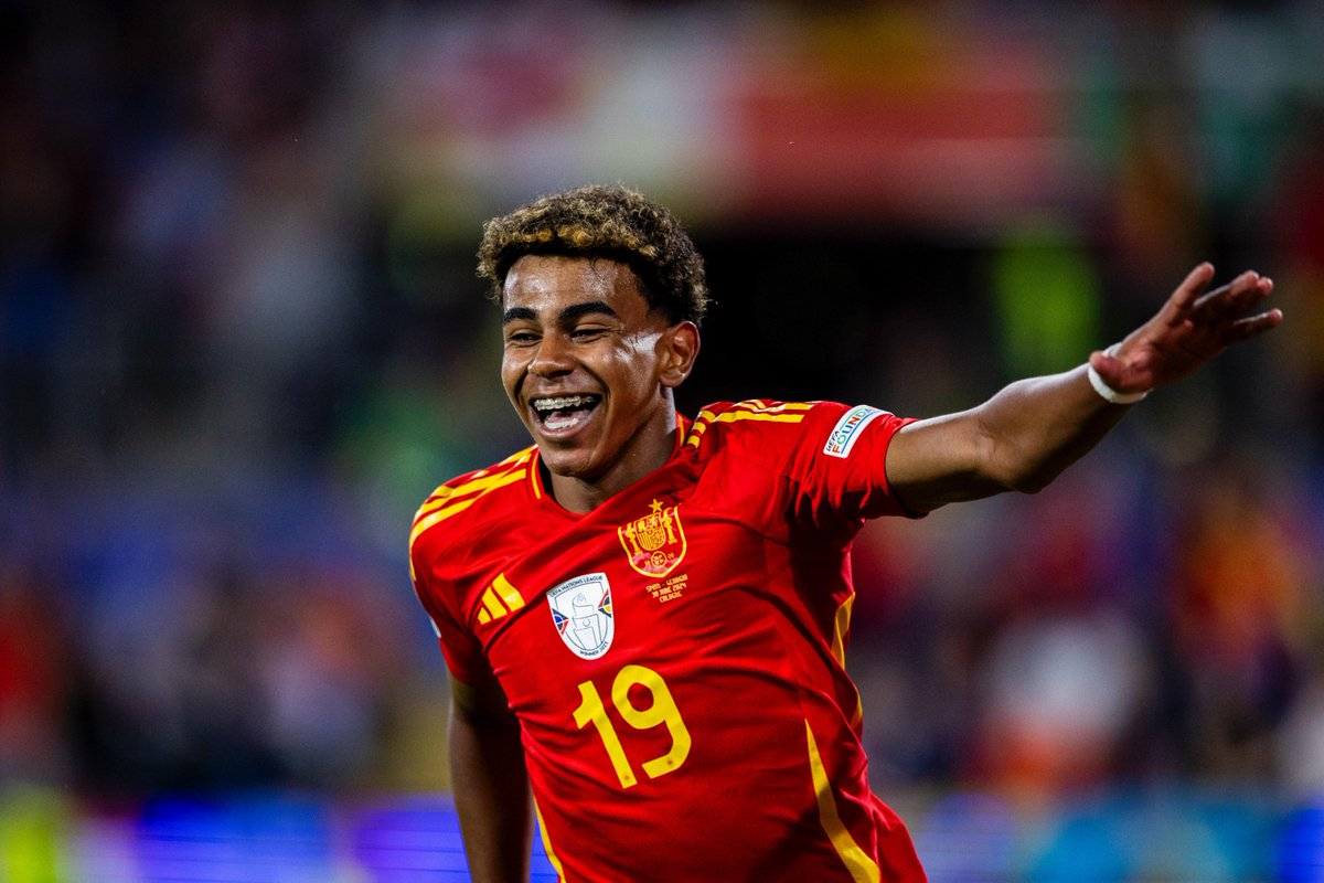 Hablemosdtrends's tweet photo. ¡España remonta y golea a Georgia! 🇪🇸⚽️
La Roja se repuso de un autogol y goleó a Georgia (4-1) para seguir como favorita en la Eurocopa 2024.

¡Un duro golpe para Georgia que se despide del torneo! #EURO2024  #España #Georgia #LaRoja #Remontada https://t.co/uQiqRZkzX0